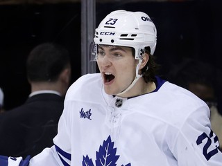 Americký útočník so slovenskými koreňmi Matthew Knies v drese Toronta Maple Leafs.