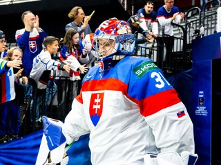 Na snímke je brankár slovenskej Samuel Hlavaj počas MS v hokeji 2025. 