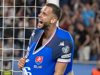 Dávid Hancko oslavuje gól v drese Slovenska.