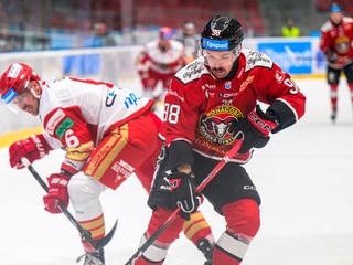 Vpravo Carter Turnbull v drese Banskej Bystrice.