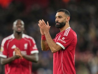 Mohamed Salah ďakuje fanúšikom po výhre Liverpoolu.