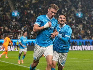 Rasmus Hojlund z Neapola sa teší z gólu so spoluhráčom Eljifom Elmasom (vpravo) počas semifinále Talianskeho superpohára SSC Neapol - AC Miláno.