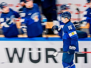 Hokejisti Fínska oslavujú gól proti Nemecku na MS v hokeji 2026.