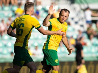 Futbalisti MŠK Žilina oslavujú gól.