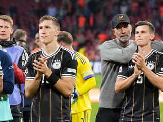Tréner Jürgen Klopp s hráčmi Nemecka po remíze s Holandskom.