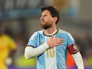 Argentínsky hráč Lionel Messi oslavuje po tom, ako strelil tretí gól z penalty počas prípravného zápasu Argentína - Benin.