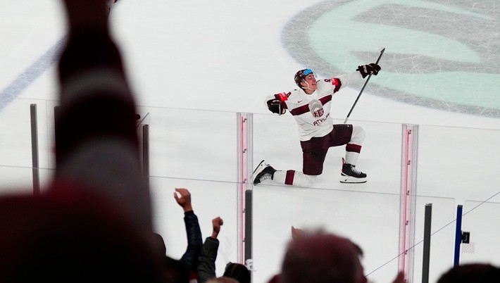 Kristians Rubins oslavuje víťazný gól proti USA v zápase o bronz na MS v hokeji 2023.