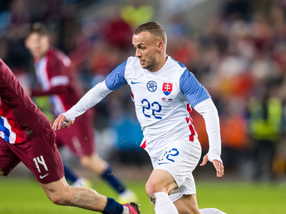 Slovenský stredopoliar Stanislav Lobotka v zápase proti Nórsku.