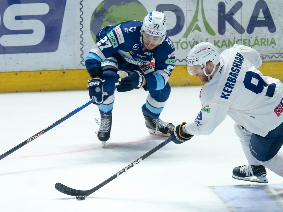 Sebastián Čederle (vľavo) v drese HK Nitra.