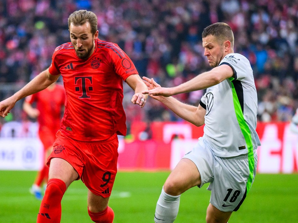 Harry Kane (vľavo) a Denis Vavro v zápase Bayern Mníchov - VfL Wolfsburg.