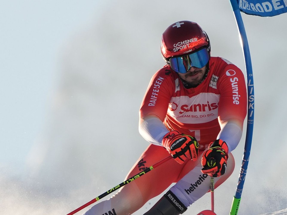 Loic Meillard počas 1. kola obrovského slalomu v Adelbodene.