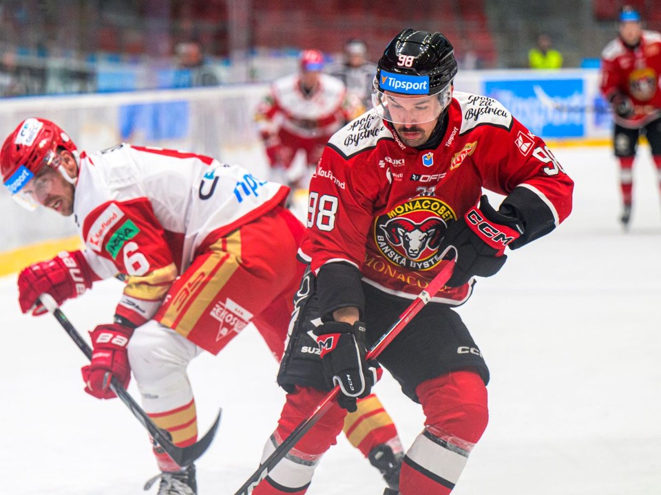 Vpravo Carter Turnbull v drese Banskej Bystrice.