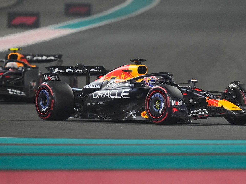 Max Verstappen pred Júkim Cunodom počas kvalifikácie na Veľkú cenu Abú Zabí 2025.