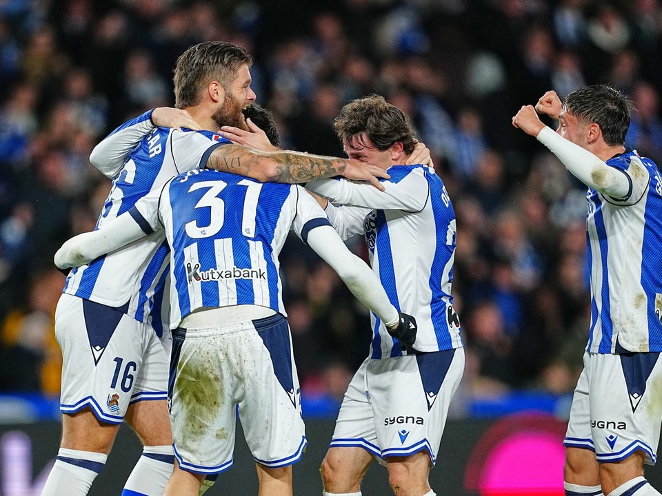 Futbalisti Realu Sociedad oslavujú gól.