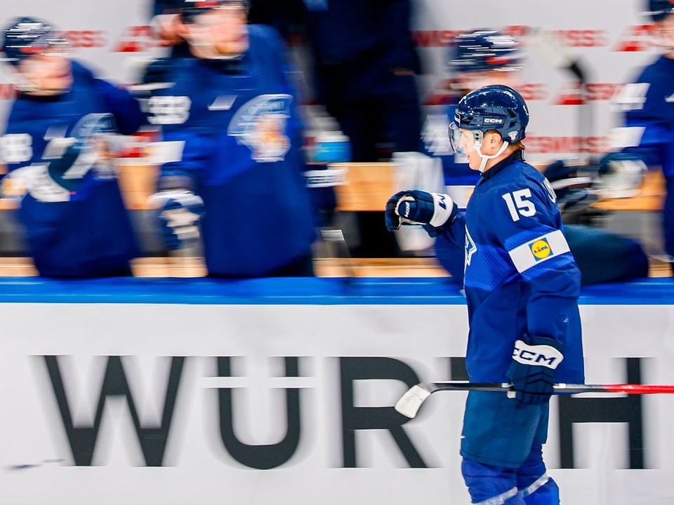 Hokejisti Fínska oslavujú gól proti Nemecku na MS v hokeji 2026.