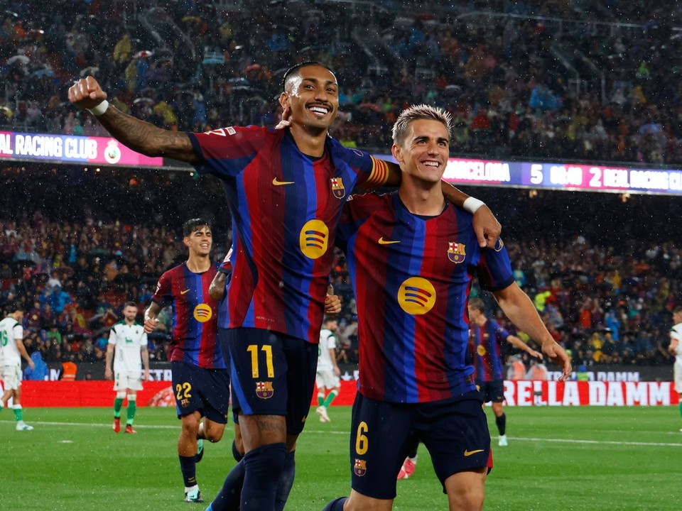 Futbalisti FC Barcelona oslavujú gól.