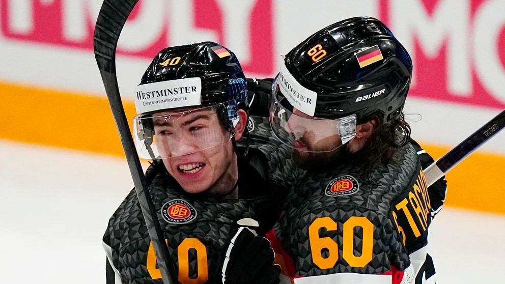 Radosť hokejistov Nemecka, zľava Alexender Ehl a Wojciech Stachowiak. 
