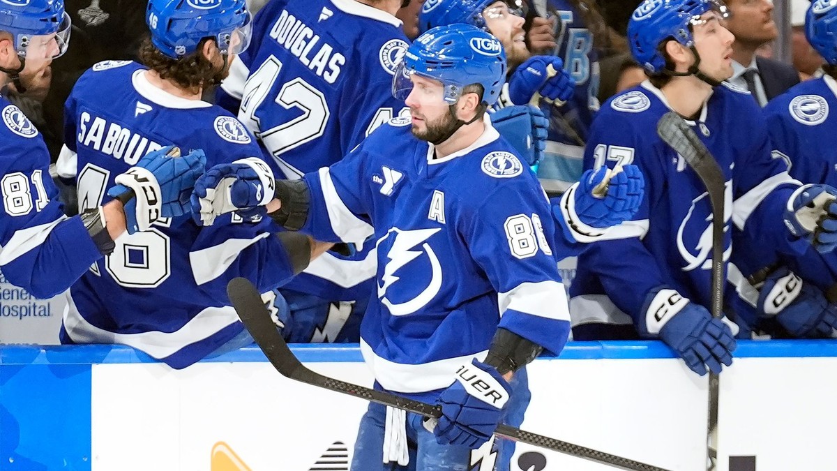 Nikita Kučerov (v popredí uprostred) v zápase zámorskej NHL Tampa Bay Lightning - Buffalo Sabres.
