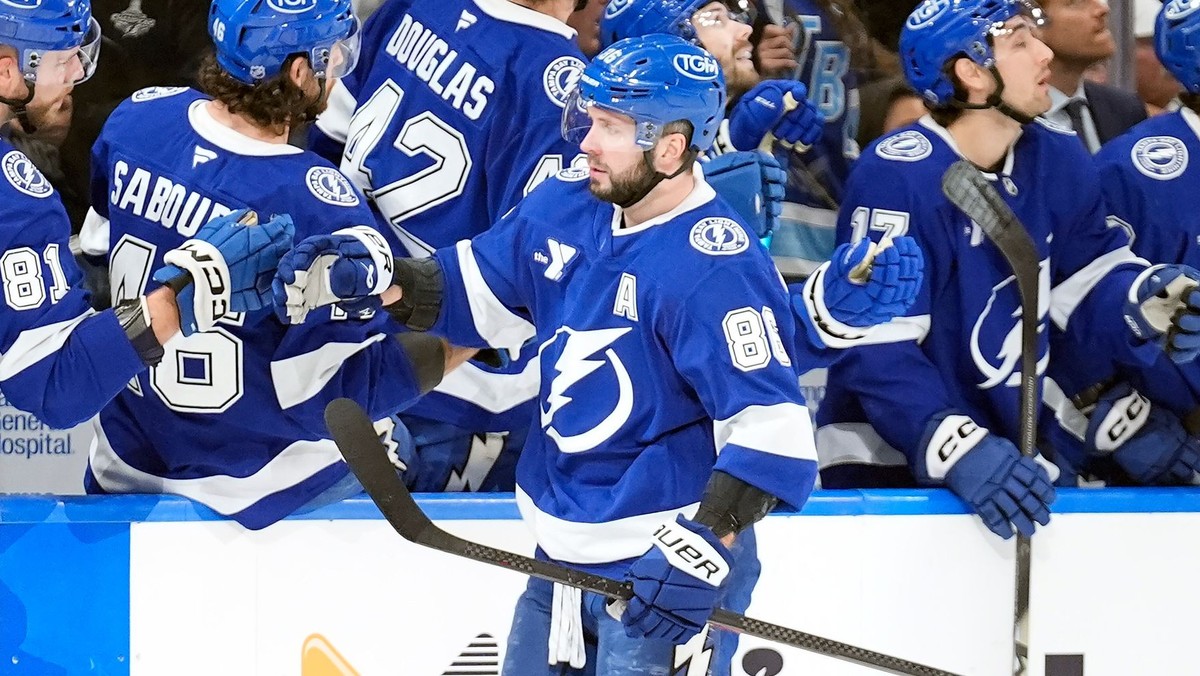 Nikita Kučerov (v popredí uprostred) v zápase zámorskej NHL Tampa Bay Lightning - Buffalo Sabres.