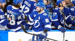 Nikita Kučerov (v popredí uprostred) v zápase zámorskej NHL Tampa Bay Lightning - Buffalo Sabres.