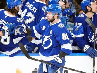 Nikita Kučerov (v popredí uprostred) v zápase zámorskej NHL Tampa Bay Lightning - Buffalo Sabres.