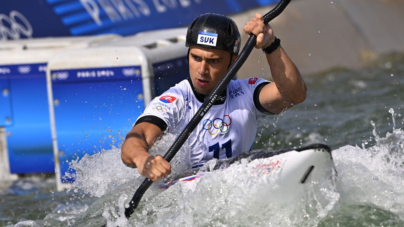 Jakub Grigar pádluje na trati prvej kvalifikačnej jazdy v kategórii K1 mužov počas olympijských hier v Paríži.