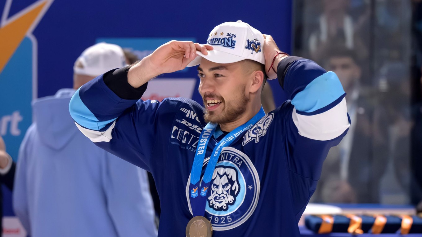 Sebastián Čederle oslavuje zisk titulu.