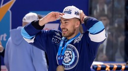 Sebastián Čederle oslavuje zisk titulu.