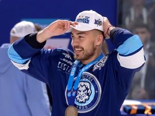 Sebastián Čederle oslavuje zisk titulu.