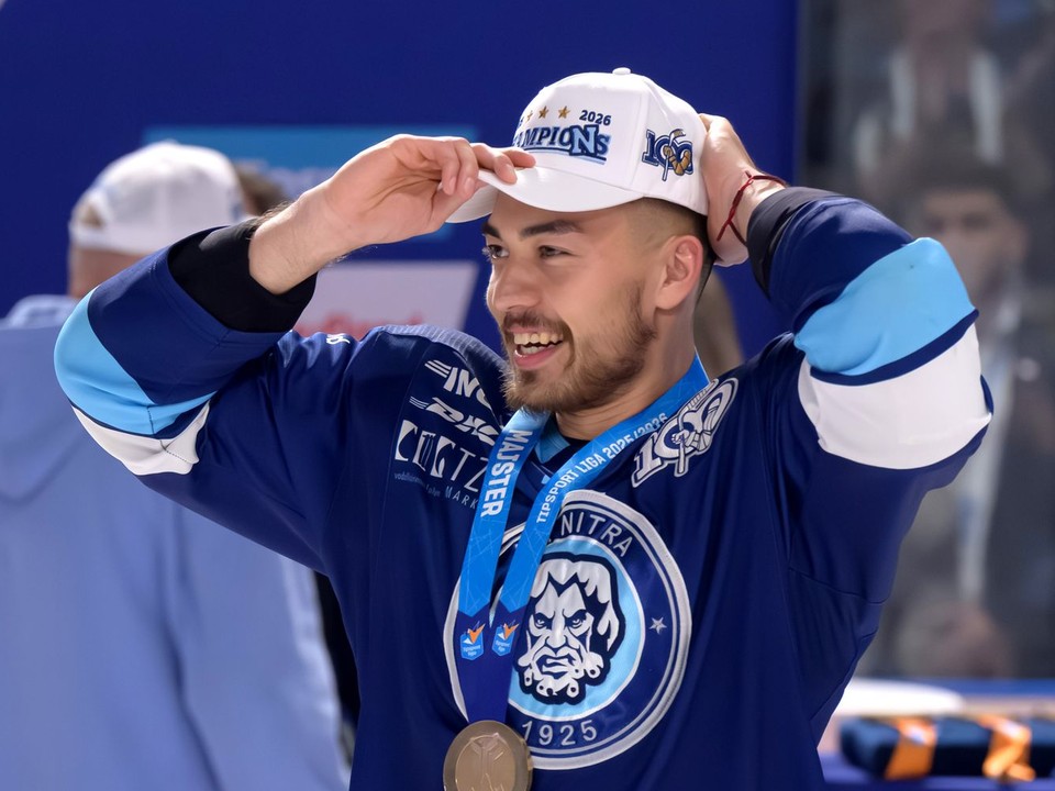 Sebastián Čederle oslavuje zisk titulu.