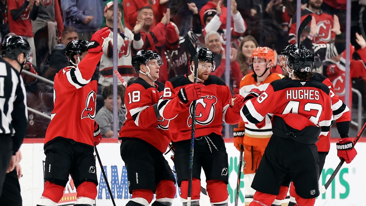 Hokejisti New Jersey Devils oslavujú gól.
