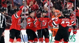 Hokejisti New Jersey Devils oslavujú gól.