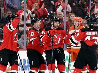 Hokejisti New Jersey Devils oslavujú gól.