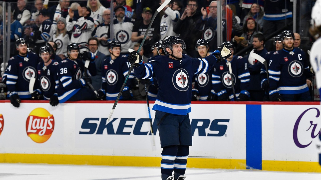 Hokejista Winnipegu Jets Nikolaj Ehlers sa teší z gólu.