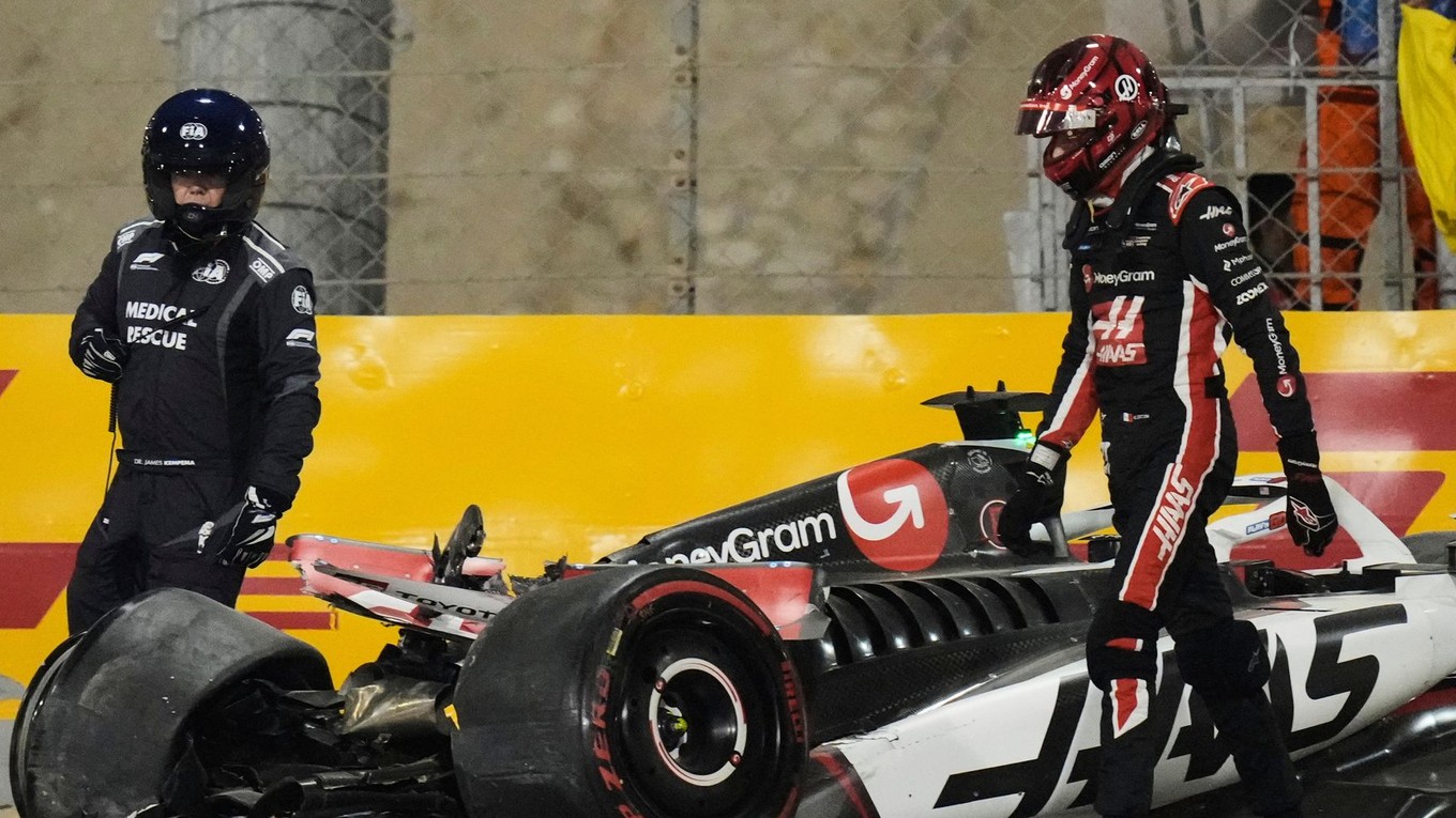 Francúz Esteban Ocon mal nehodu v kvalifikácii na Veľkú cenu Bahrajnu F1.