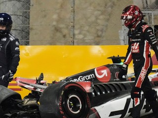 Francúz Esteban Ocon mal nehodu v kvalifikácii na Veľkú cenu Bahrajnu F1.