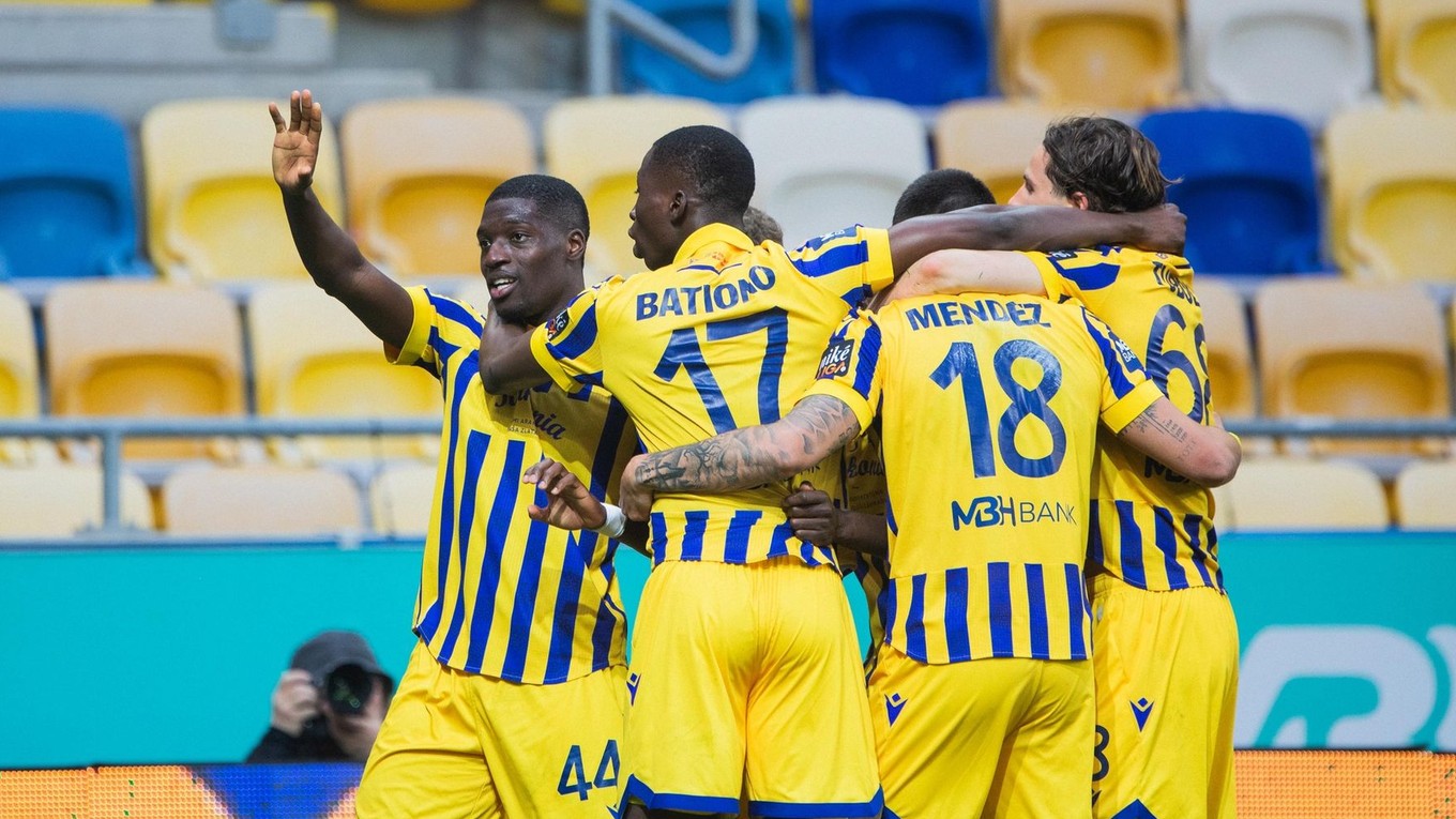 Hráči FC DAC 1904 Dunajská Streda oslavujú gól.