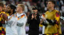 Tréner Nemecka Jürgen Klopp (uprostred).