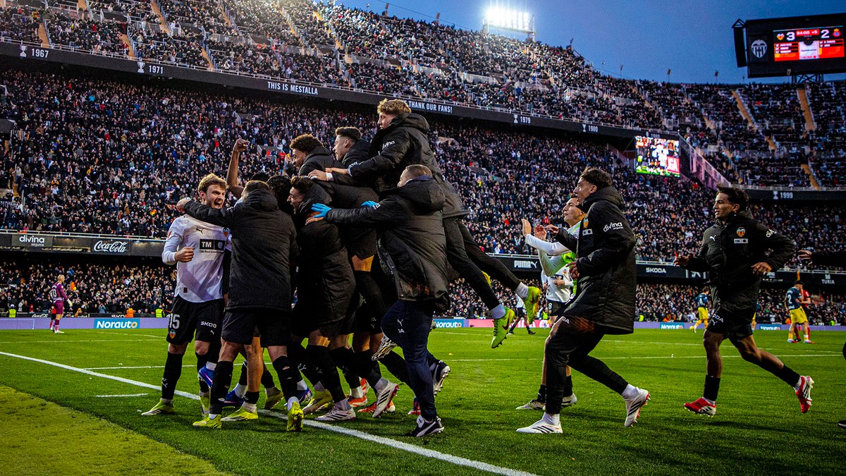 Futbalisti Valencie oslavujú víťazný gól.