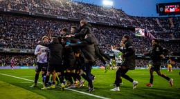 Futbalisti Valencie oslavujú víťazný gól.