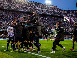 Futbalisti Valencie oslavujú víťazný gól.