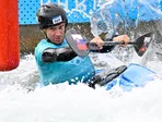 Jakub Grigar v jazde kajak krosu počas olympijských hier v Paríži.