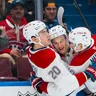 Juraj Slafkovský, Ivan Demidov a Lane Hutson oslavujú gól.