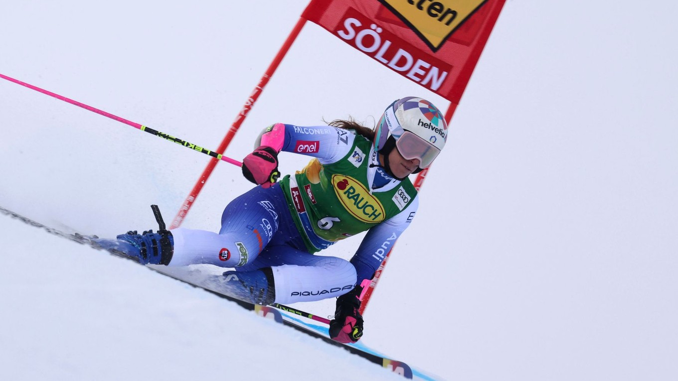 Talianska lyžiarka Marta Bassinová počas obrovského slalomu v Söldene.