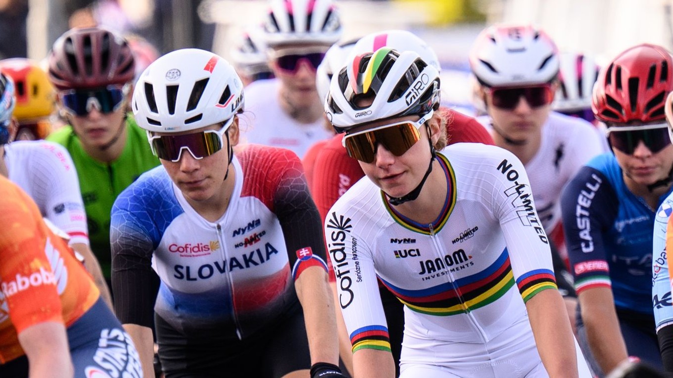 Slovenská cyklistka Viktória Chladoňová (v dúhovom drese) počas ME v Ľubľane 2026.