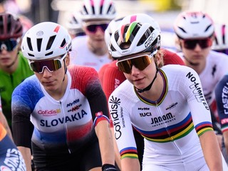 Slovenská cyklistka Viktória Chladoňová (v dúhovom drese) počas ME v Ľubľane 2026.