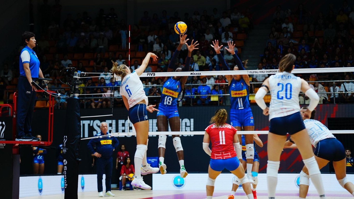 Karin Palgutová smečuje v zápase Slovensko - Taliansko na MS vo volejbale 2025.