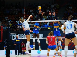 Karin Palgutová smečuje v zápase Slovensko - Taliansko na MS vo volejbale 2025.