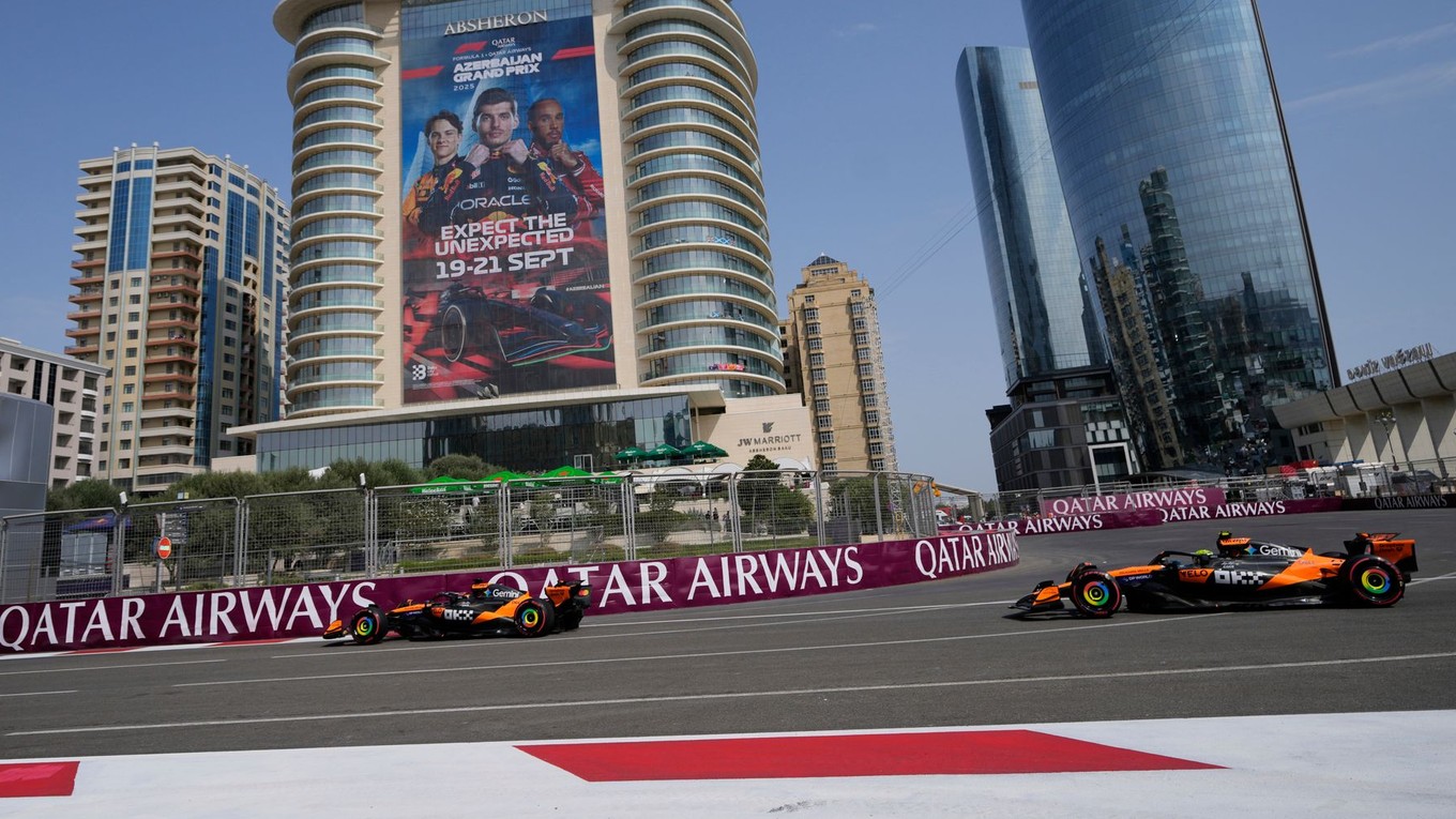 Vpredu Oscar Piastri a Lando Norris počas tréningu na VC Azerbajdžanu.