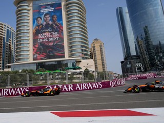 Vpredu Oscar Piastri a Lando Norris počas tréningu na VC Azerbajdžanu.